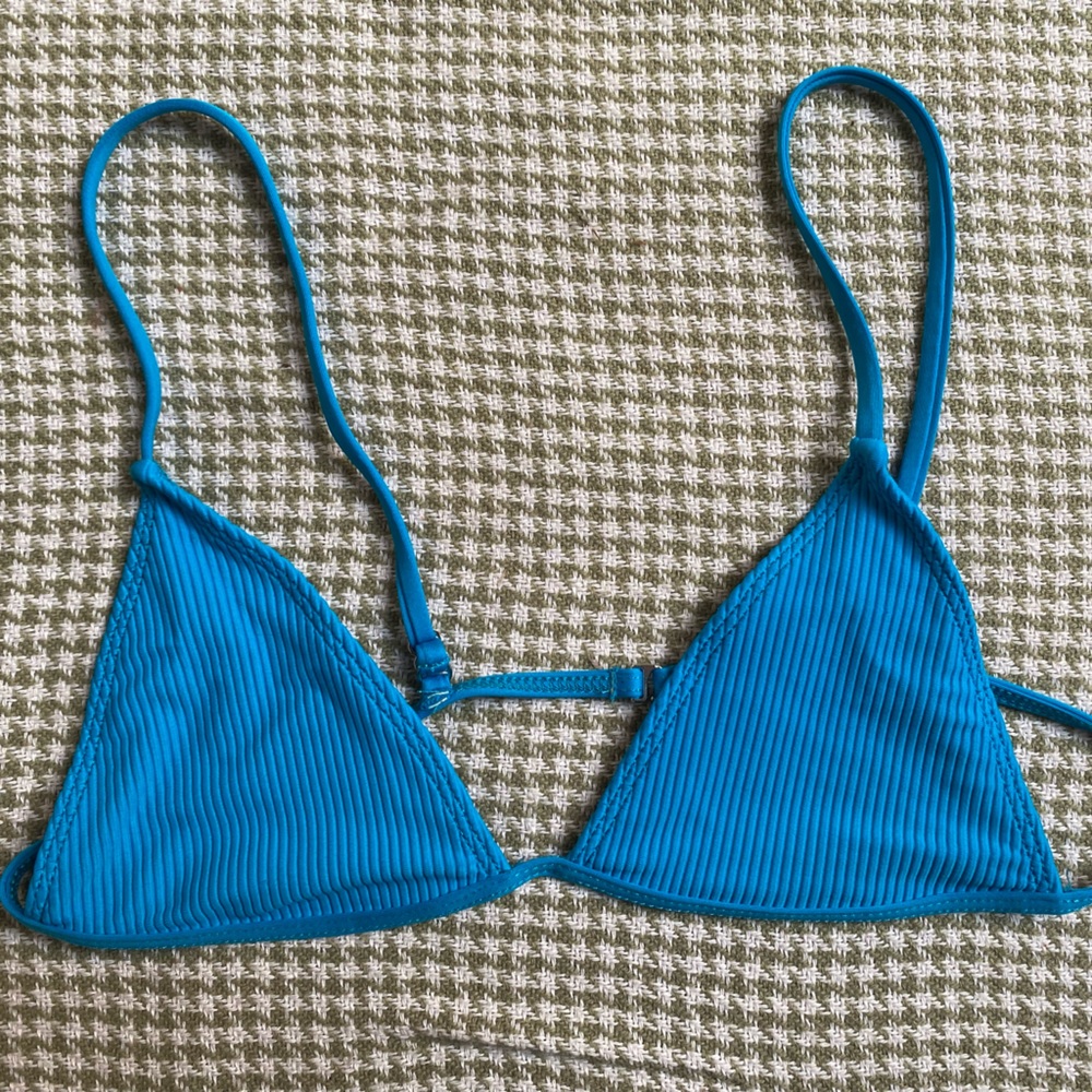 Frankie’s Bikinis blue ribbed bikini top M